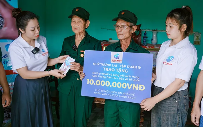 Hình ảnh minh họa một người đang nhận được sự hỗ trợ tâm lý, tượng trưng cho các dịch vụ tư vấn và đường dây nóng hỗ trợ cờ bạc.